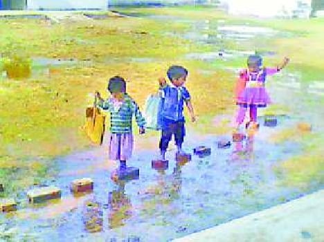 Minor cuts submerged farm, school-houses full of water